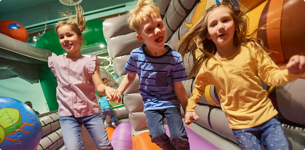 Ravensburger Kinderweilt_Portrait_Kinder in der Hüpfburg